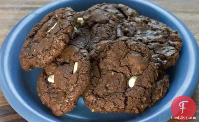 छोटे बैच डबल चॉकलेट नारियल कुकीज़