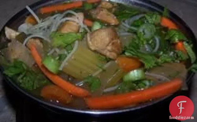 मसालेदार चिकन थाई नूडल सूप