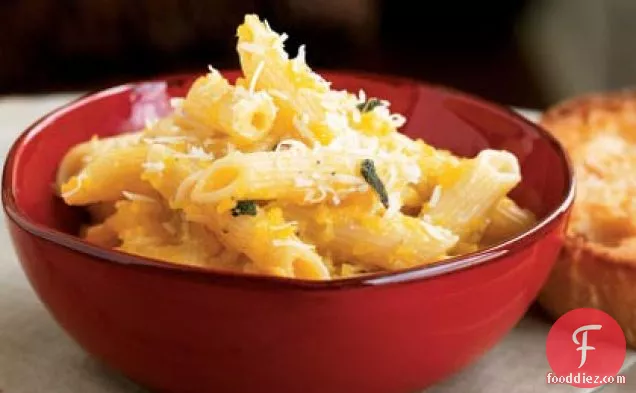 शीतकालीन स्क्वैश और पाइन नट्स के साथ पास्ता