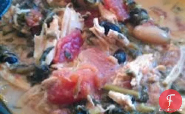 साग और बीन्स के साथ धीमी कुकर चिकन मिर्च