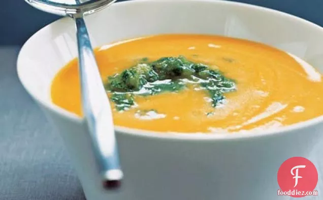 टमाटर के स्वाद के साथ गाजर का सूप