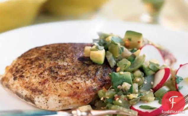 टोमाटिलो-एवोकैडो साल्सा के साथ कटा हुआ चिकन