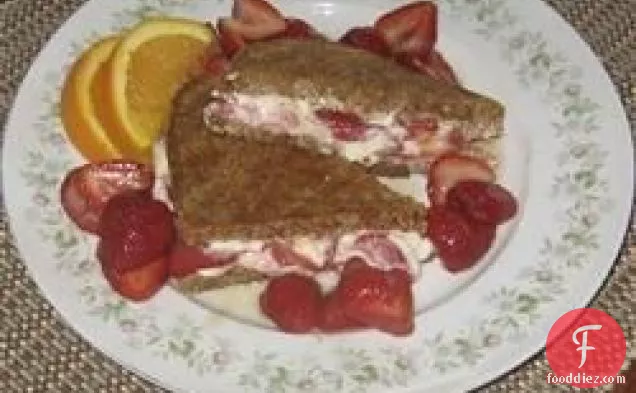 टोस्टेड स्ट्रॉबेरी-क्रीम चीज़ ब्रेकफास्ट सैंडविच