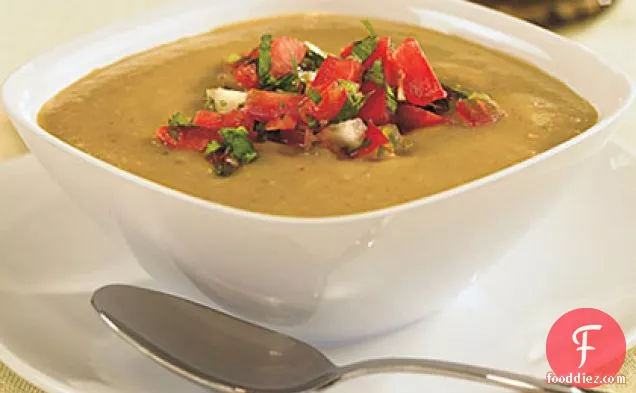 टमाटर साल्सा के साथ ठंडा टमाटर-एवोकैडो सूप