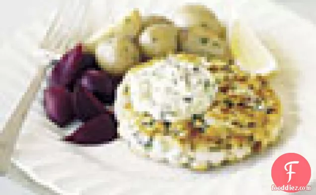 न्यू इंग्लैंड फिश केक हर्बड टार्टर सॉस के साथ