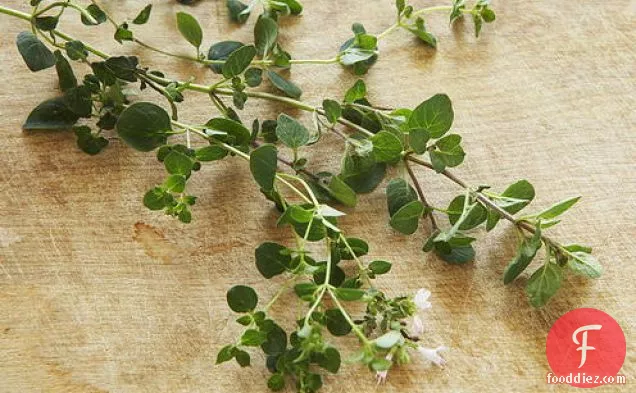 ताजा नमक कॉड को विल्ट साग के साथ पैनकेटा में लपेटा जाता है