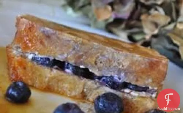 ऑरेंज मेपल सिरप के साथ आसान ब्लूबेरी और क्रीम फ्रेंच टोस्ट सैंडविच
