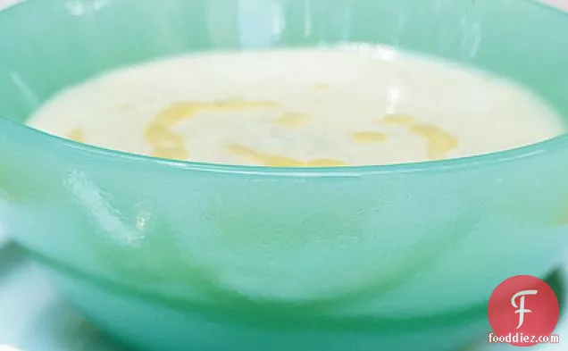 मलाईदार ट्रफल-सुगंधित सफेद बीन सूप