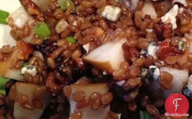 नाशपाती अखरोट गेहूं बेरी सलाद