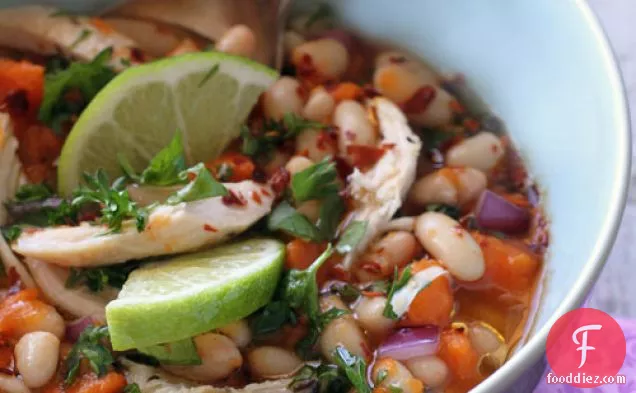 सफेद बीन्स, शकरकंद के साथ ग्लूटेन-फ्री चिकन चिली रेसिपी