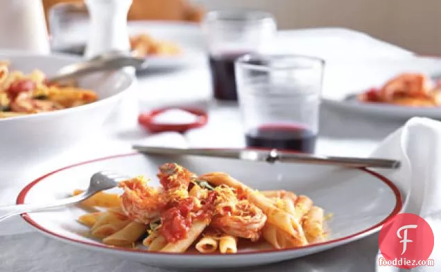 झींगा और नींबू उत्तेजकता के साथ पास्ता पोमोडोरो