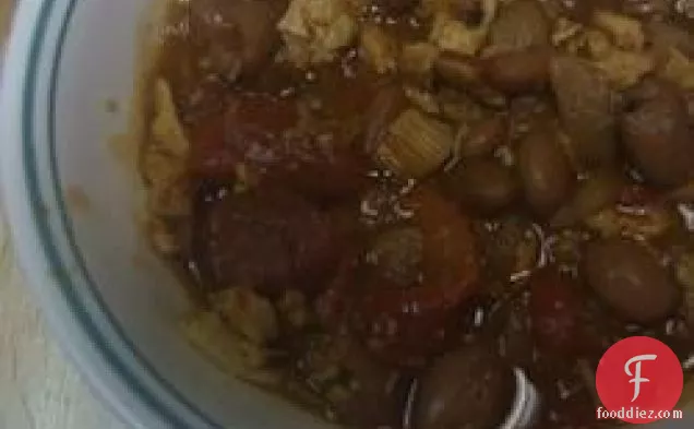 होमिनी और टमाटर के साथ मिर्च के स्वाद वाला टर्की स्टू