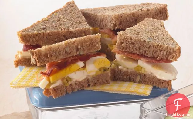 स्तरित बेकन और अंडे का सलाद सैंडविच