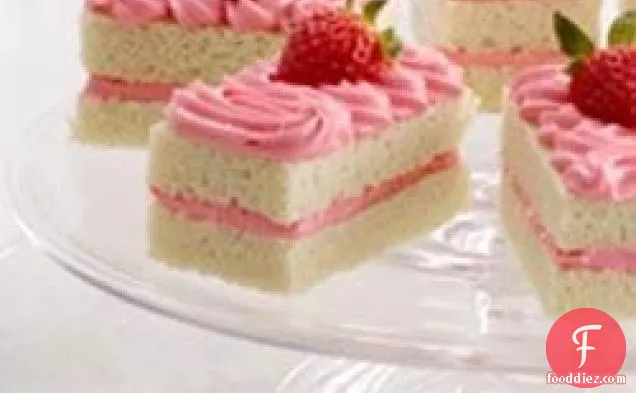 स्ट्रॉबेरी शैंपेन केक