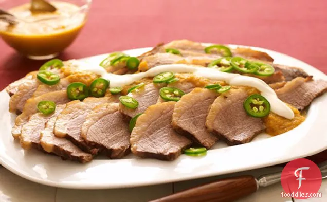 मसालेदार जलपीनो सॉस के साथ ब्रेज़्ड बीफ़ ब्रिस्केट