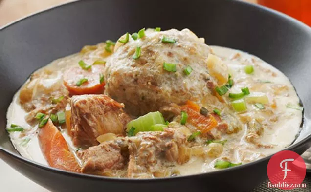 पकौड़ी के साथ धीमी गति से पका हुआ पोर्क स्टू