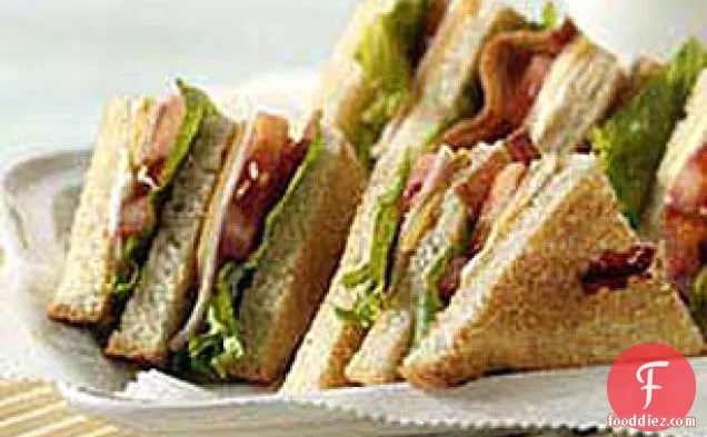 DELI DELUXE Club Sandwich