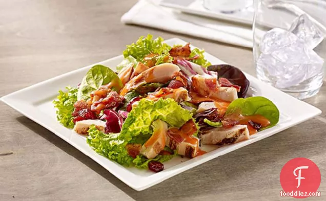 टैंगी फ्रूट ड्रेसिंग के साथ हार्वेस्ट बेकन और चिकन डिनर सलाद