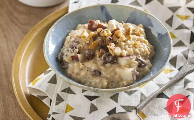 Slow-Cooker Oatmeal with Pears & Walnuts