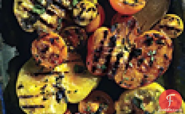 ताजा जड़ी बूटियों के साथ जले हुए विरासत टमाटर