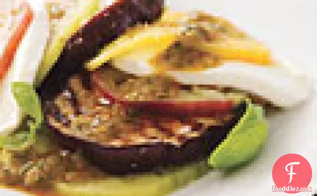 ग्रील्ड टमाटर और तुलसी विनैग्रेट के साथ बैंगन कैप्रिस