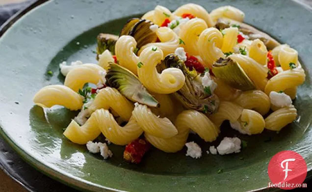 आटिचोक, धूप में सुखाया हुआ टमाटर और बकरी पनीर पास्ता