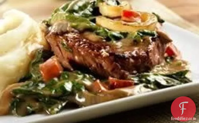 बेबी पालक के साथ बीफ सिरोलिन स्टेक