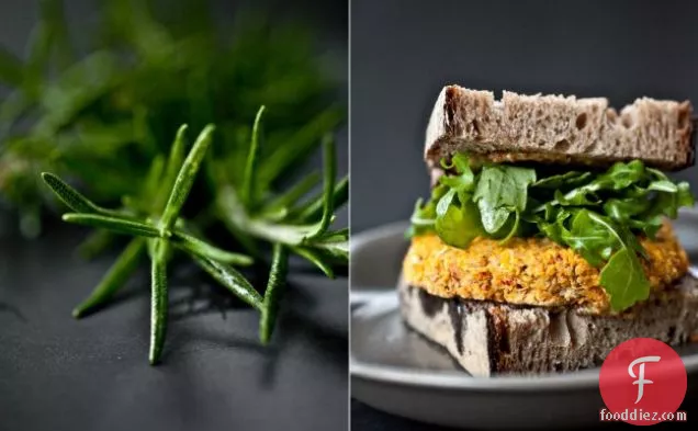 मेंहदी और धूप में सुखाए हुए टमाटर के साथ सफेद बीन बर्गर