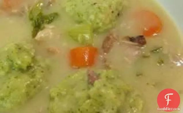 अजमोद पकौड़ी के साथ हार्दिक टर्की सूप