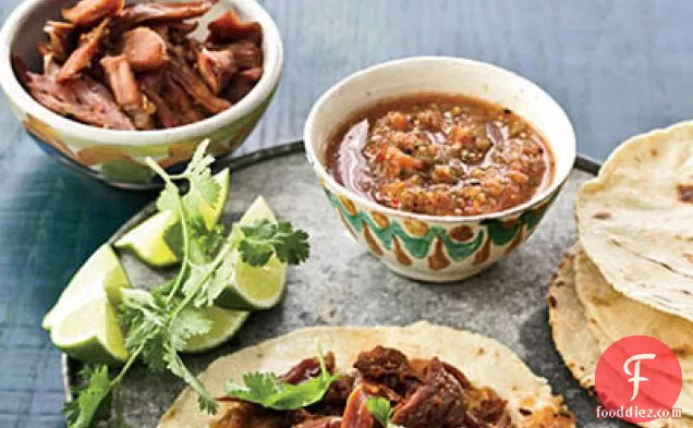 अदरक शोरबा में पास्ता, टोफू, सूअर का मांस और चीनी गोभी