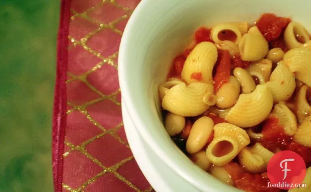 सफेद बीन्स और पास्ता के साथ टमाटर का सूप