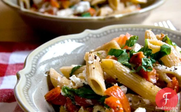 सुंदर टमाटर, तुलसी और बकरी पनीर पास्ता