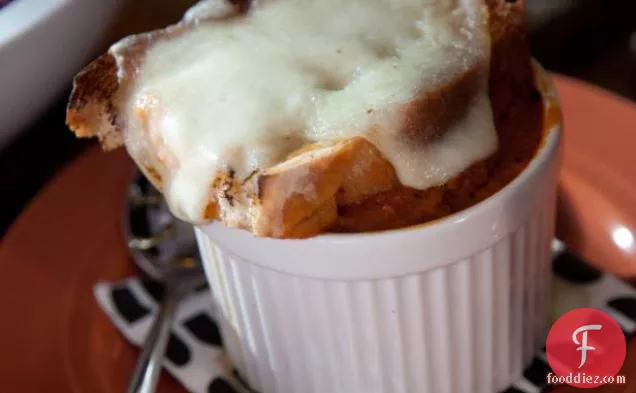 पिघले हुए मोज़ेरेला के साथ जले हुए टमाटर का सूप