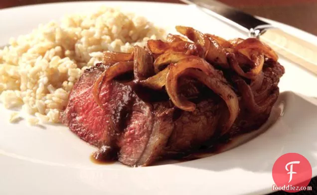 प्याज वाइन सॉस के साथ स्ट्रिप स्टेक