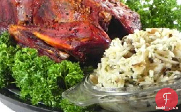 जंगली और भूरे रंग के चावल भरने के साथ बकशॉट बतख