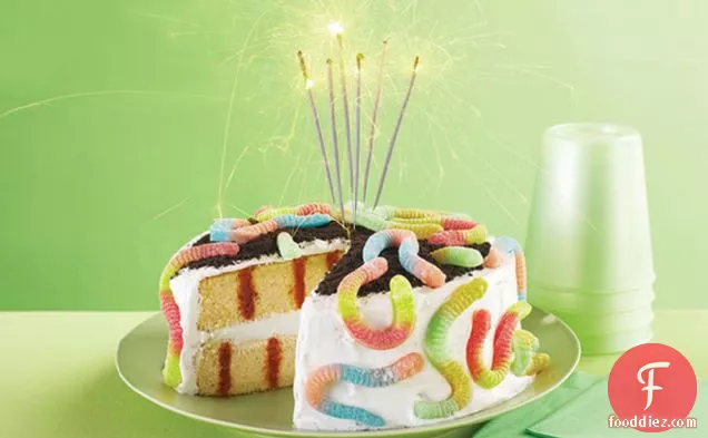 उत्तरजीवी जन्मदिन की पार्टी प्रहार केक