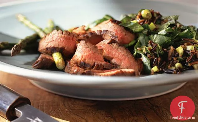 शतावरी और जंगली-चावल पिलाफ के साथ एशियाई फ्लैंक स्टेक