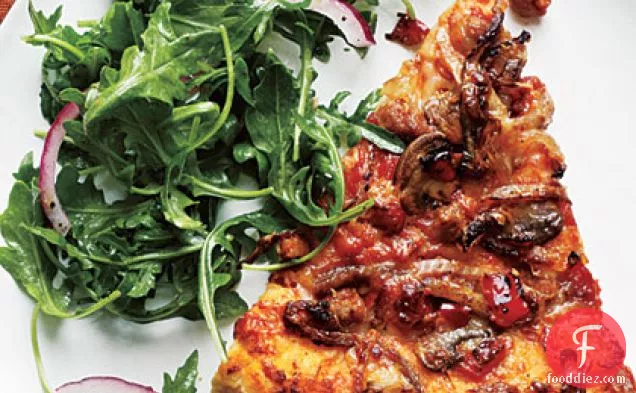 मसालेदार सॉसेज और मशरूम पिज्जा