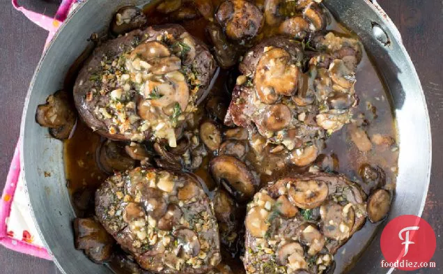 मशरूम ग्रेवी के साथ ताजा जड़ी बूटी-लेपित बीफ टेंडरलॉइन स्टेक