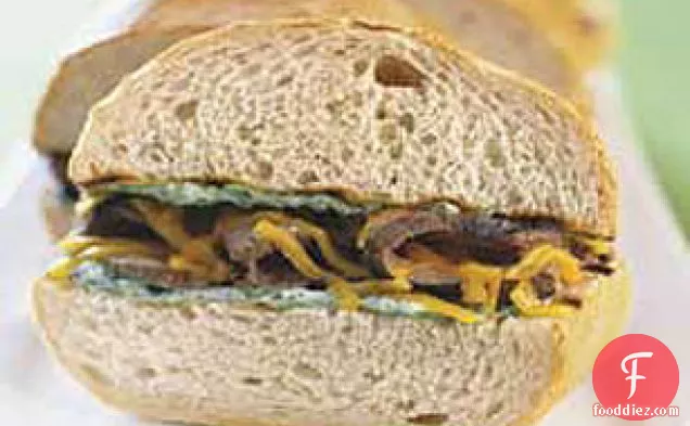 चिमिचुर्री मेयो के साथ स्टेक पनीर सैंडविच