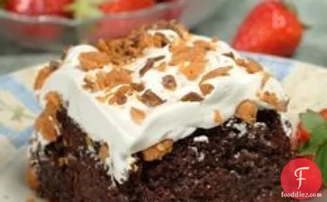 चॉकलेट बटरफिंगर-कारमेल केक
