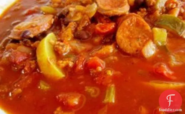 मसालेदार सॉसेज और लाल मिर्च का सूप