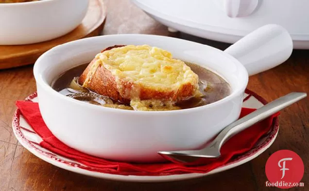 धीमी कुकर फ्रेंच प्याज सूप