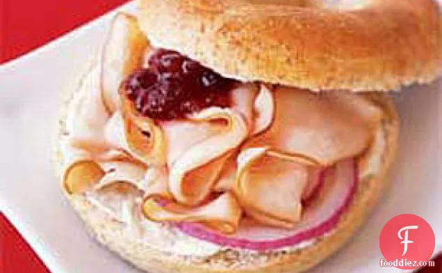क्रैनबेरी-टर्की बैगेल सैंडविच