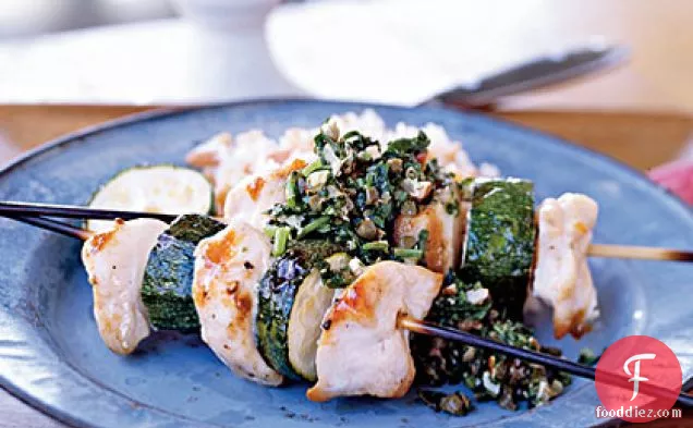 बादाम साल्सा वर्डे के साथ चिकन और तोरी की स्पाइडिनी