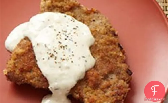 क्रीम ग्रेवी के साथ चिकन फ्राइड स्टेक