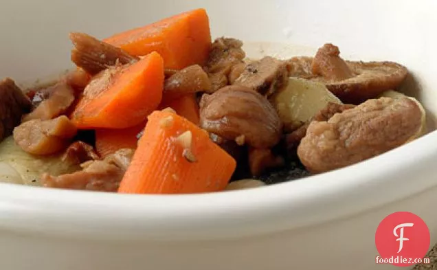 सिपोलिनी, मशरूम और चेस्टनट के साथ पोर्क स्टू