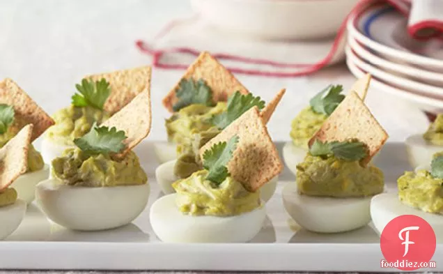 मलाईदार गुआकामोल-भरवां अंडे