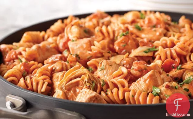 Rotini & Spicy Chicken in Tomato Sauce