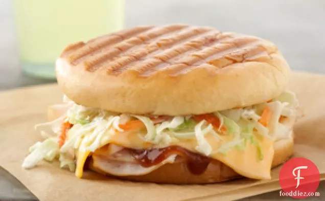 मलाईदार कोलेस्लो के साथ बीबीक्यू तुर्की पाणिनी